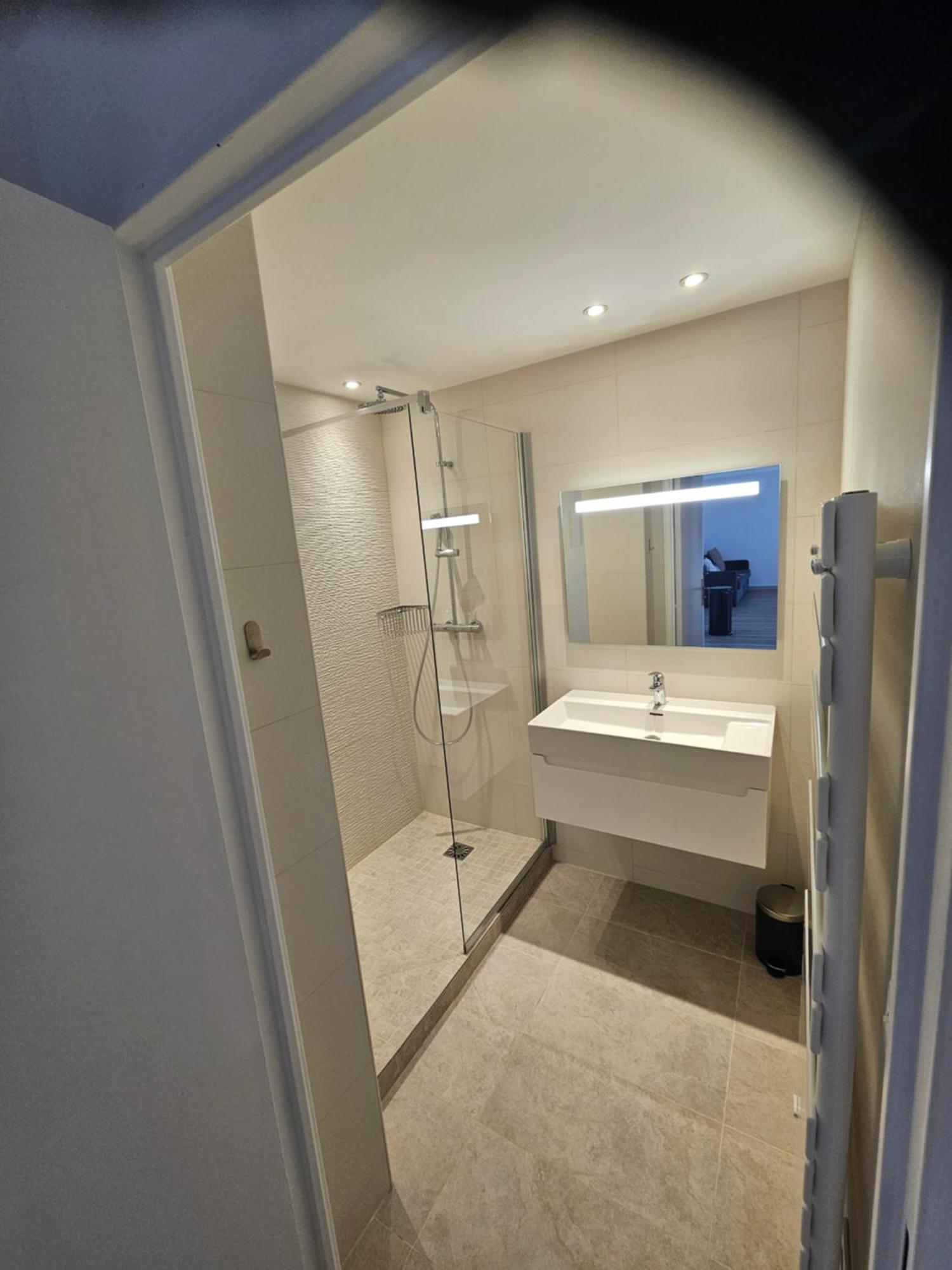 Beautiful 1 Bedroom Flat Nice Bagian luar foto