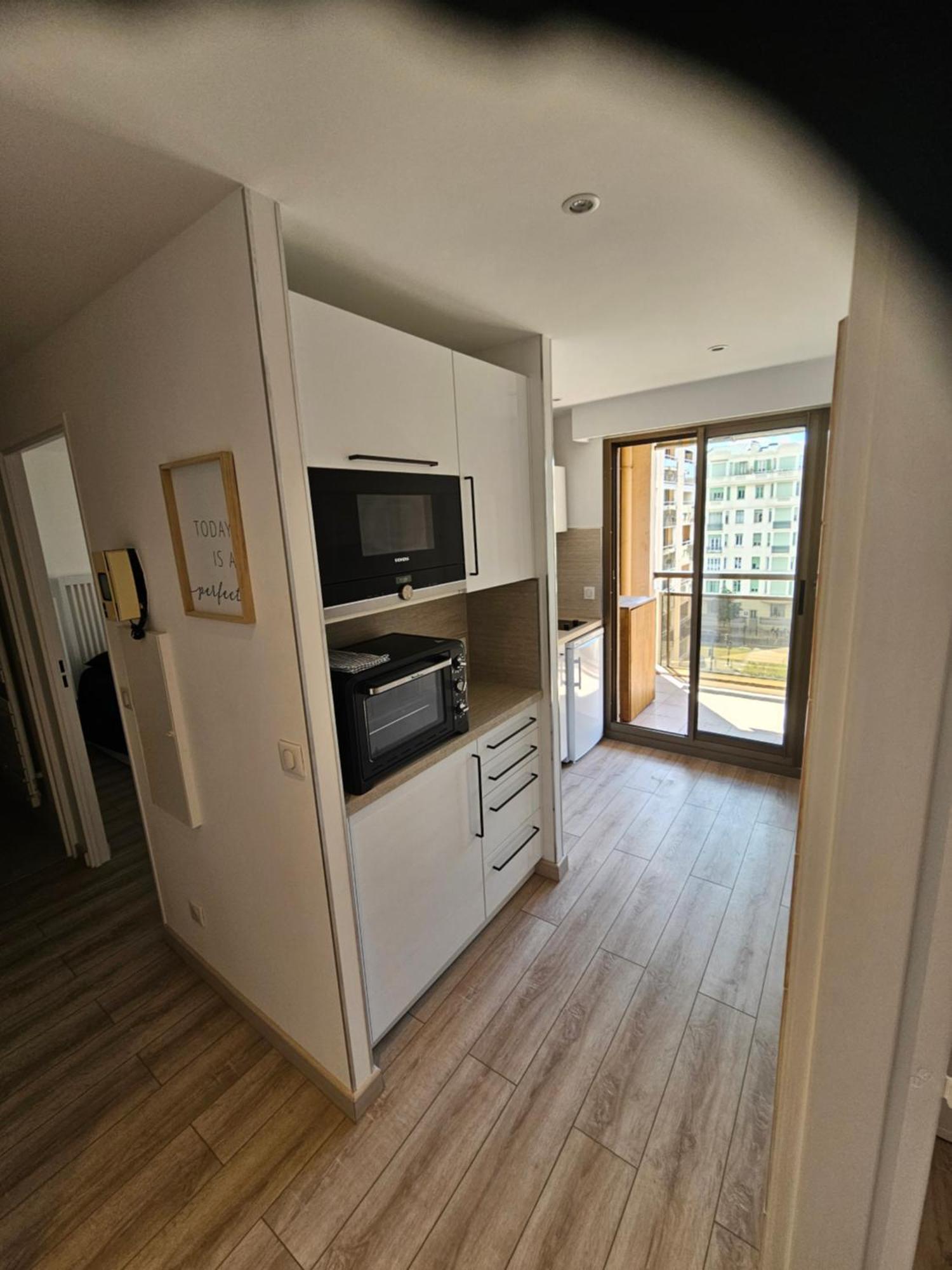 Beautiful 1 Bedroom Flat Nice Bagian luar foto